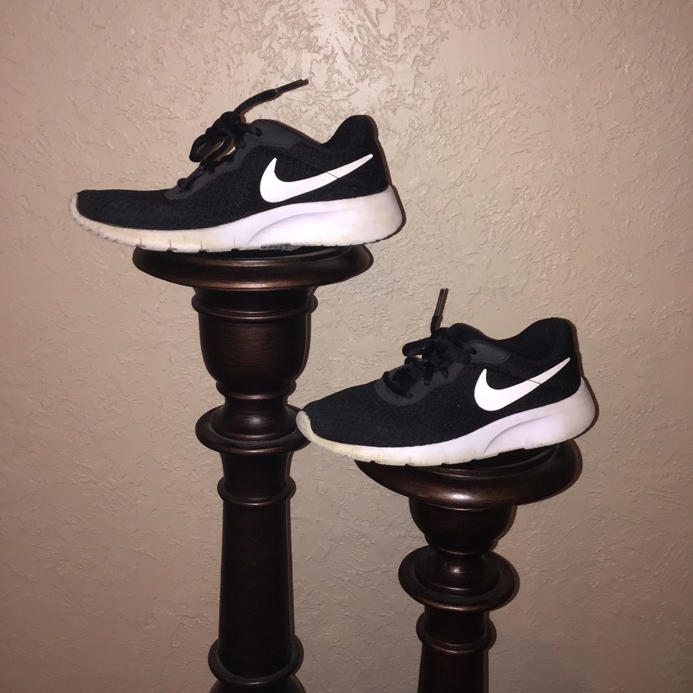 Girls Nike tennis shoes